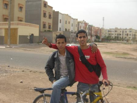 c'est moi en rouge avec mon copain ahmed