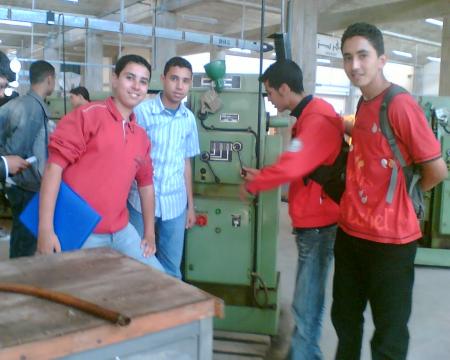 ana houa hadak lm3alem li kaykhadme f la machin